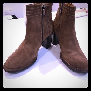 Alberto Fermani size 37.5 brown suede booties